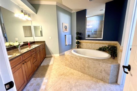 House in Bradenton, Florida 4 bedrooms, 271.18 sq.m. № 1530150 - photo 8