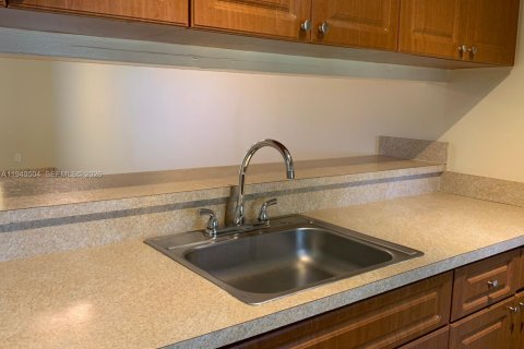 Condominio en alquiler en Miramar, Florida, 2 dormitorios, 77.29 m2 № 2004982 - foto 2