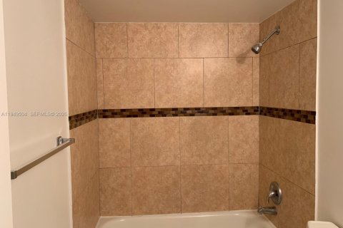 Condominio en alquiler en Miramar, Florida, 2 dormitorios, 77.29 m2 № 2004982 - foto 3