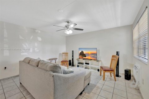 Condo in Miami, Florida, 1 bedroom  № 1713919 - photo 3