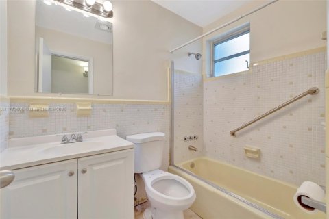 Condo in Miami, Florida, 1 bedroom  № 1713919 - photo 15