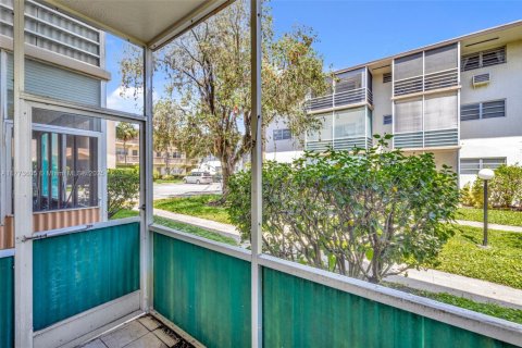 Condo in Miami, Florida, 1 bedroom  № 1713919 - photo 17