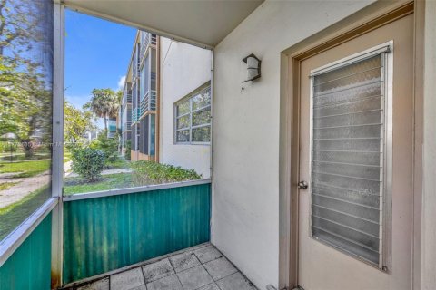 Condo in Miami, Florida, 1 bedroom  № 1713919 - photo 18