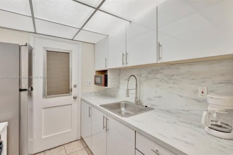 Condo in Miami, Florida, 1 bedroom  № 1713919 - photo 9