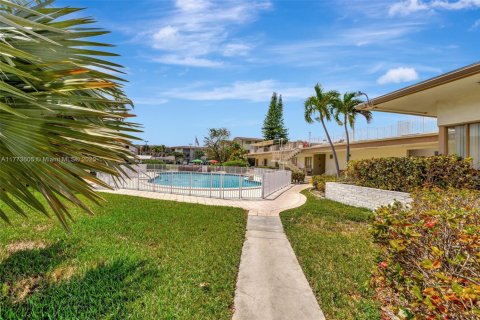 Condo in Miami, Florida, 1 bedroom  № 1713919 - photo 23
