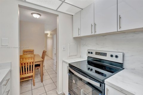 Condo in Miami, Florida, 1 bedroom  № 1713919 - photo 10
