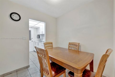 Condo in Miami, Florida, 1 bedroom  № 1713919 - photo 7