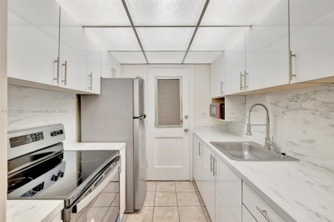Condo in Miami, Florida, 1 bedroom  № 1713919 - photo 8