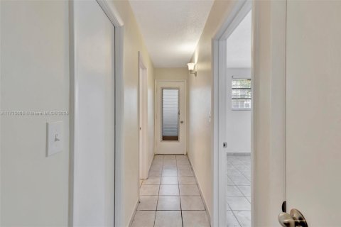 Condo in Miami, Florida, 1 bedroom  № 1713919 - photo 11