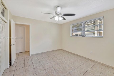 Condo in Miami, Florida, 1 bedroom  № 1713919 - photo 13