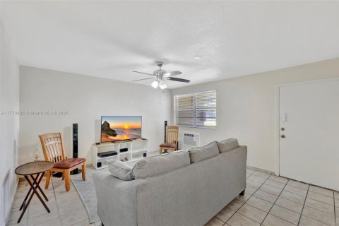 Condo in Miami, Florida, 1 bedroom  № 1713919 - photo 4