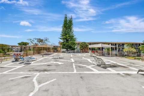 Condo in Miami, Florida, 1 bedroom  № 1713919 - photo 26