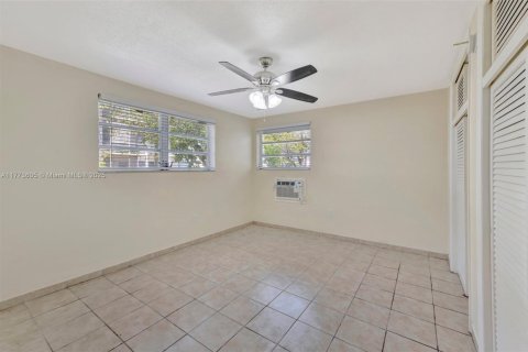 Condo in Miami, Florida, 1 bedroom  № 1713919 - photo 12