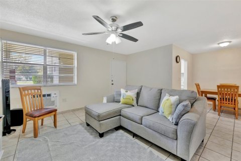 Condo in Miami, Florida, 1 bedroom  № 1713919 - photo 1