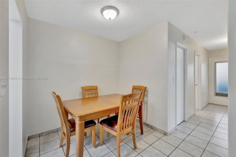 Condo in Miami, Florida, 1 bedroom  № 1713919 - photo 6