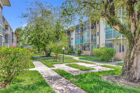 Condo in Miami, Florida, 1 bedroom  № 1713919 - photo 21