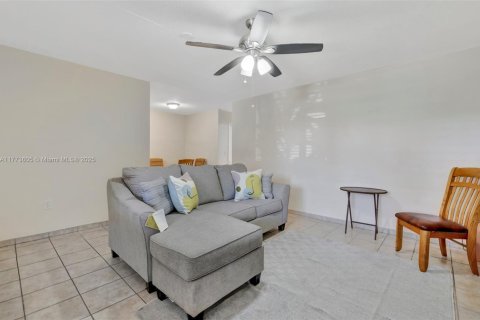 Condo in Miami, Florida, 1 bedroom  № 1713919 - photo 5