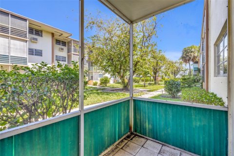 Condo in Miami, Florida, 1 bedroom  № 1713919 - photo 16