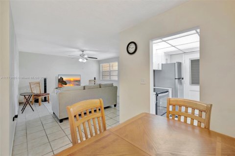 Condo in Miami, Florida, 1 bedroom  № 1713919 - photo 2