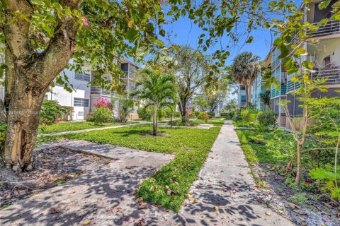 Condo in Miami, Florida, 1 bedroom  № 1713919 - photo 22