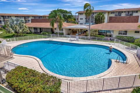 Condo in Miami, Florida, 1 bedroom  № 1713919 - photo 27