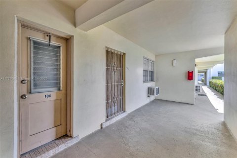 Condo in Miami, Florida, 1 bedroom  № 1713919 - photo 20