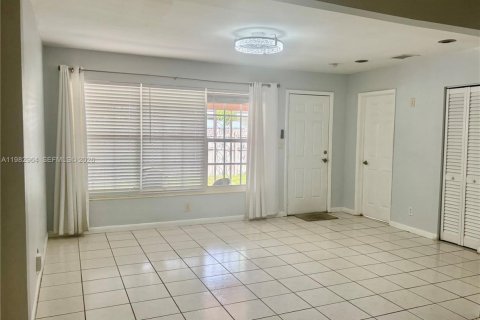 Villa ou maison à louer à Wilton Manors, Floride: 2 chambres, 92.9 m2 № 2078491 - photo 2