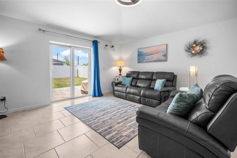 House in Rotonda, Florida 4 bedrooms, 167.32 sq.m. № 2157468 - photo 9