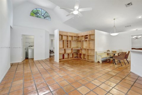 House in Davie, Florida 4 bedrooms, 210.98 sq.m. № 1741699 - photo 13