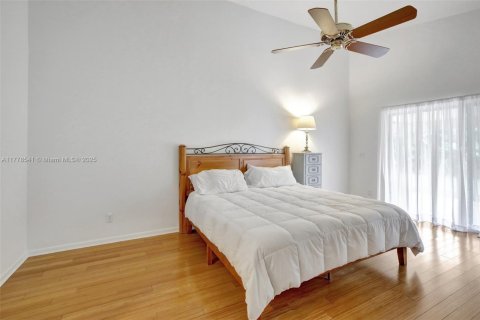 House in Davie, Florida 4 bedrooms, 210.98 sq.m. № 1741699 - photo 29