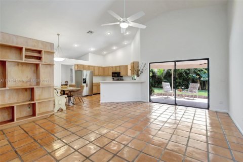 House in Davie, Florida 4 bedrooms, 210.98 sq.m. № 1741699 - photo 12