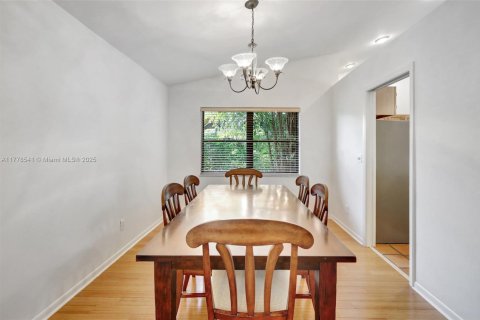 House in Davie, Florida 4 bedrooms, 210.98 sq.m. № 1741699 - photo 8