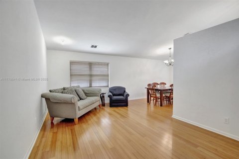 House in Davie, Florida 4 bedrooms, 210.98 sq.m. № 1741699 - photo 6