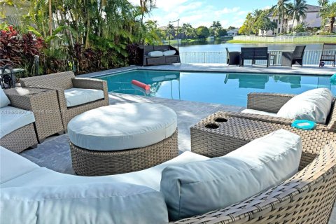 House in Miramar, Florida 5 bedrooms, 312.24 sq.m. № 1929847 - photo 12