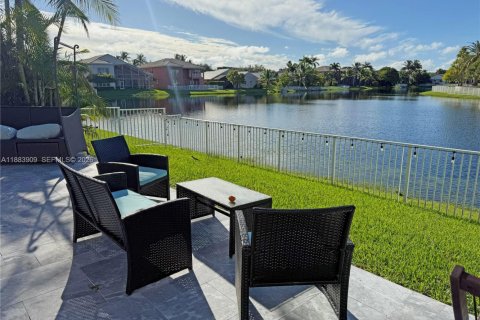 House in Miramar, Florida 5 bedrooms, 312.24 sq.m. № 1929847 - photo 11