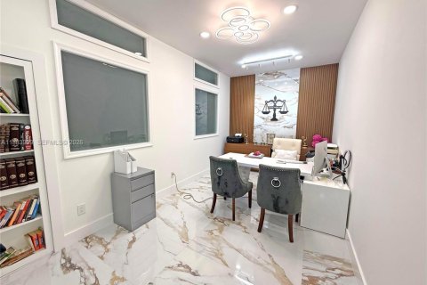 House in Miramar, Florida 5 bedrooms, 312.24 sq.m. № 1929847 - photo 3