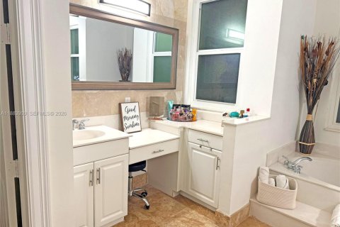 House in Miramar, Florida 5 bedrooms, 312.24 sq.m. № 1929847 - photo 16