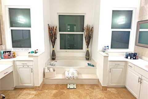 House in Miramar, Florida 5 bedrooms, 312.24 sq.m. № 1929847 - photo 14