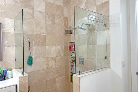 House in Miramar, Florida 5 bedrooms, 312.24 sq.m. № 1929847 - photo 15