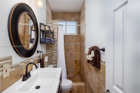 House in Marathon, Florida 3 bedrooms № 2048364 - photo 28