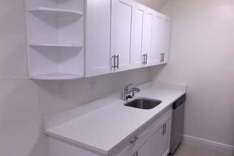 Condominio en alquiler en Miami, Florida, 1 dormitorio, 65.87 m2 № 1962731 - foto 3