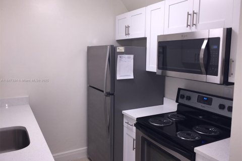 Condominio en alquiler en Miami, Florida, 1 dormitorio, 65.87 m2 № 1962731 - foto 2