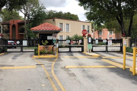 Condominio en alquiler en Miami, Florida, 1 dormitorio, 65.87 m2 № 1962731 - foto 14