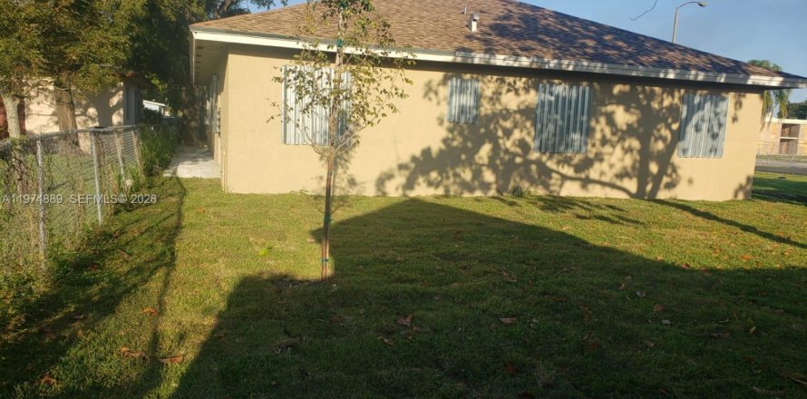 House in Miami, Florida 3 bedrooms, 102.19 sq.m. № 2041160