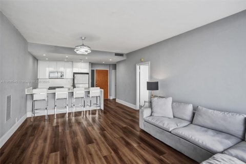 Condo in North Bay Village, Florida, 2 bedrooms  № 2082018 - photo 12