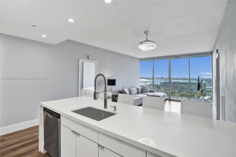 Condo in North Bay Village, Florida, 2 bedrooms  № 2082018 - photo 6