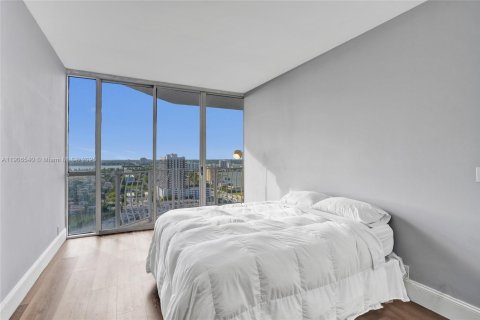 Condo in North Bay Village, Florida, 2 bedrooms  № 2082018 - photo 18