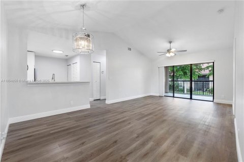 Condo in Coral Springs, Florida, 2 bedrooms № 1978929 - photo 3