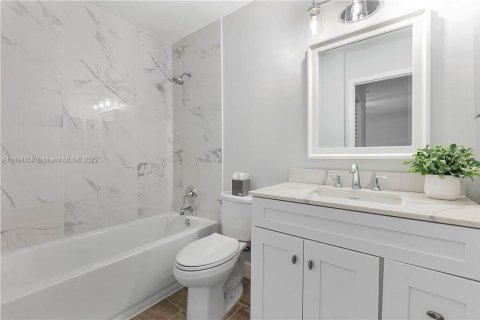 Condo in Coral Springs, Florida, 2 bedrooms № 1978929 - photo 9