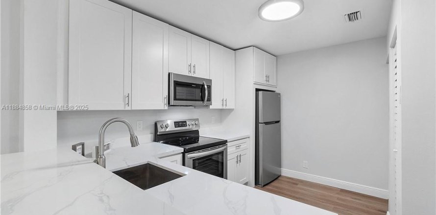 Condo in Coral Springs, Florida, 2 bedrooms № 1978929